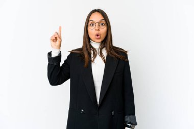 Genç melez iş kadını beyaz arka planda izole edilmiş. Harika bir fikri var. Yaratıcılık kavramı..