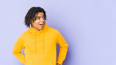 Genç Afrikalı Amerikalı Rasta adam gördüğü bir şey yüzünden şoka uğruyor..