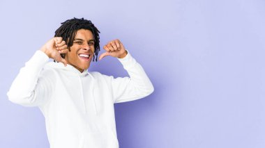 Genç Afrikalı Amerikalı Rasta adam gururlu ve kendinden emin, örnek olarak....