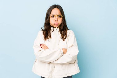 Genç, melez İspanyol kadın yalnız, yanaklara vuruyor, yorgun bir ifade takınıyor. Yüz ifadesi kavramı.