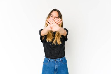 Beyaz arka planda izole edilmiş beyaz bir kadın inkar jesti yapıyor.