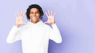 Genç Afrikalı Amerikalı Rasta adam 10 numarayı elleriyle gösteriyor..