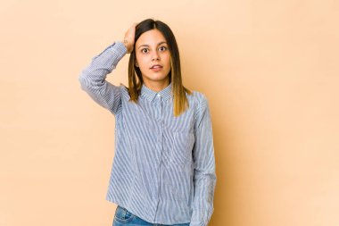 Bej arka planda izole edilmiş genç bir kadın şok geçiriyordu. Önemli bir buluşmayı hatırladı..