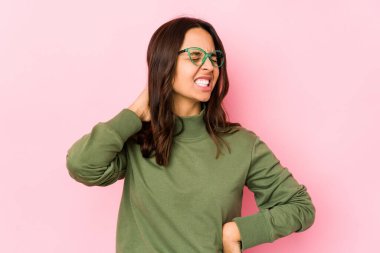 Genç, Latin kökenli bir kadın sabit yaşam tarzından dolayı acı çeken boyun ağrısını izole etti..