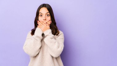 Latin kökenli genç bir kadın izole edilmiş. Ağzını elleriyle kapatmış..