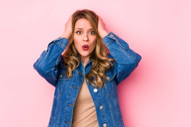 Pembe arka planda izole edilmiş genç beyaz kadın şok geçiriyordu. Önemli bir toplantıyı hatırladı..