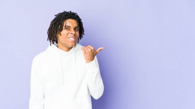 Genç Afro-Amerikan Rasta adamı işaret parmağıyla fotokopi çekerken şok oldu..