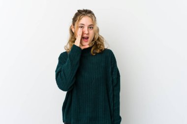 Beyaz arka planda genç beyaz bir kadın heyecanlı bir şekilde bağırıyor..