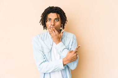 Genç Afro-Amerikan Rasta adam yan tarafı işaret ediyor.