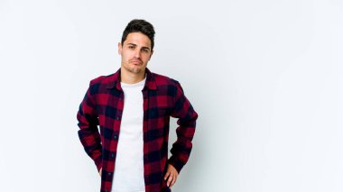 Beyaz arka planda soyutlanmış beyaz bir adam üzgün, ciddi bir yüz, mutsuz ve hoşnutsuz..