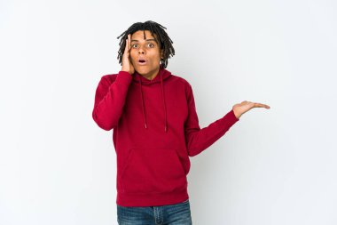 Genç Afrikalı Amerikalı Rasta adam, Palm 'da fotokopi alanı tutmaktan etkilendi..