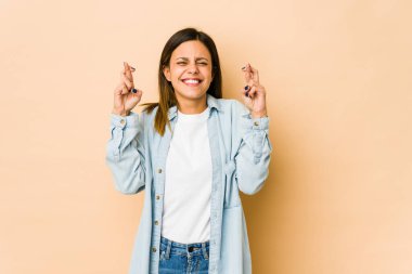 Bej arka planda izole edilmiş genç bir kadın şans dilemek için şans diliyor.