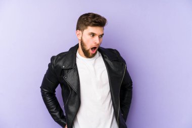 Mor arka planda izole edilmiş genç adam gördüğü bir şey yüzünden şoka uğruyor..