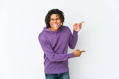 Genç Afrikalı Amerikalı Rasta adam işaret parmaklarıyla fotokopi alanını işaret ederek heyecan ve arzusunu ifade ediyor..