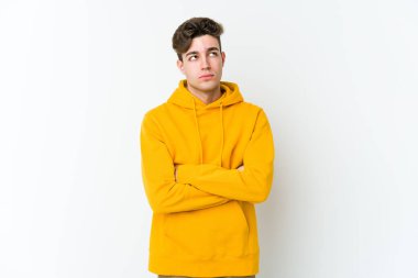 Beyaz arka planda izole genç beyaz adam tekrarlanan bir görevden yoruldu.