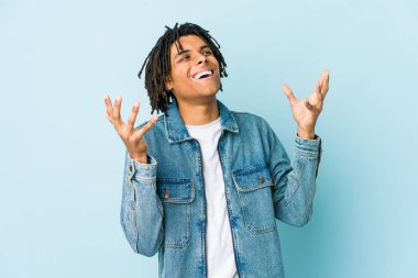 Kot ceket giyen genç siyah adam çok gülüyor. Mutluluk kavramı.