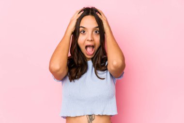 Genç, Latin kökenli bir kadın. Bağırıyor, heyecanlanıyor, tutkulu, bir şeyden tatmin oluyor..