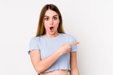 Beyaz arka planda izole edilmiş genç beyaz kadın...