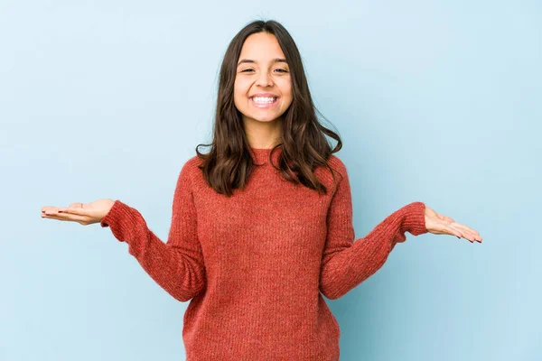 Mujer Hispana Joven Mestiza Aislada Hace Escala Con Los Brazos — Foto de Stock