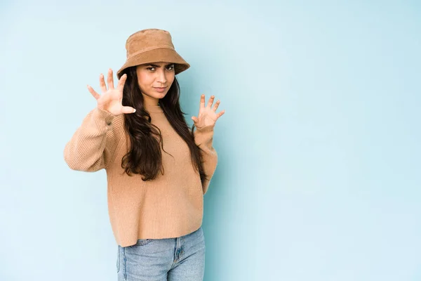 Mujer India Joven Con Sombrero Aislado Sobre Fondo Azul Mostrando — Foto de Stock