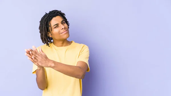 Jovem Africano Americano Rasta Homem Sentindo Enérgico Confortável Esfregando Mãos — Fotografia de Stock