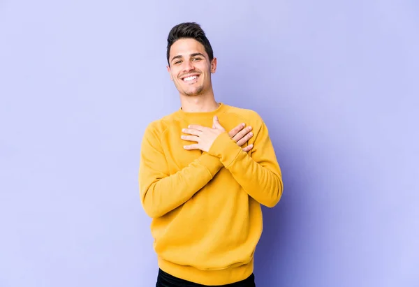 Giovane Uomo Caucasico Isolato Sfondo Viola Ridere Tenendo Mani Sul — Foto Stock