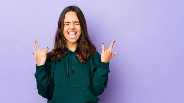 Mujer Hispana Joven Mestiza Aislada Mostrando Gesto Cuernos Como Concepto —  Fotos de Stock