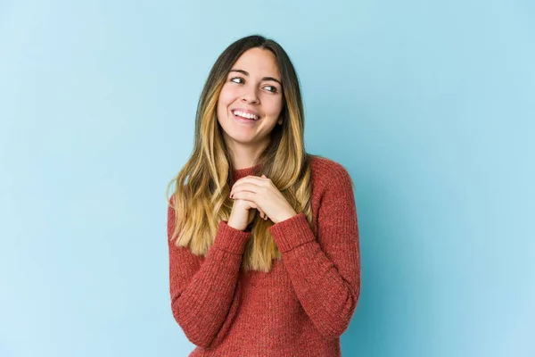 Young Caucasian Woman Isolated Blue Background Keeps Hands Chin Looking — Stock Photo, Image