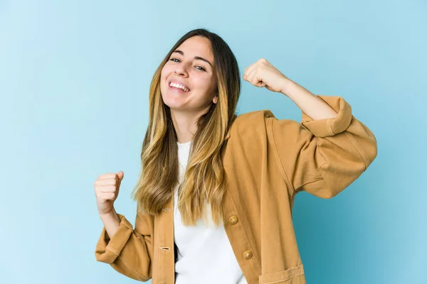 Mujer Caucásica Joven Aislada Sobre Fondo Azul Celebrando Día Especial — Foto de Stock