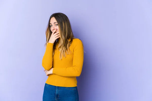 Jovem Mulher Caucasiana Isolado Fundo Roxo Assustado Com Medo — Fotografia de Stock