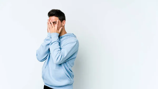 Ung Kaukasisk Man Isolerad Vit Bakgrund Blinka Genom Fingrar Rädda — Stockfoto