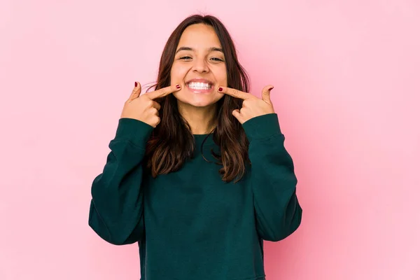 Jovem Mista Hispânica Mulher Isolada Sorri Apontando Dedos Para Boca — Fotografia de Stock