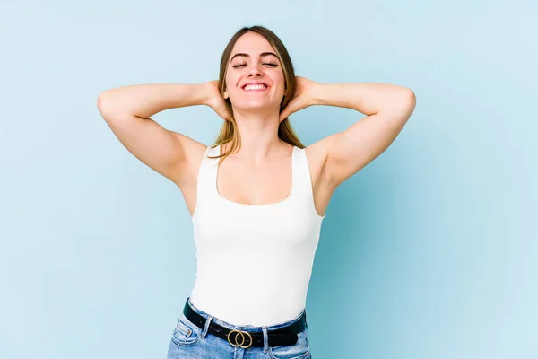 Mujer Joven Caucásica Aislada Sobre Fondo Azul Sintiéndose Segura Con — Foto de Stock