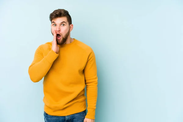 Young Caucasian Man Isolated Blue Background Shouts Loud Keeps Eyes — Stock Photo, Image