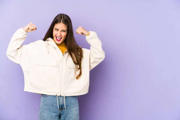 Giovane Donna Caucasica Isolata Sfondo Viola Mostrando Gesto Forza Con — Foto Stock