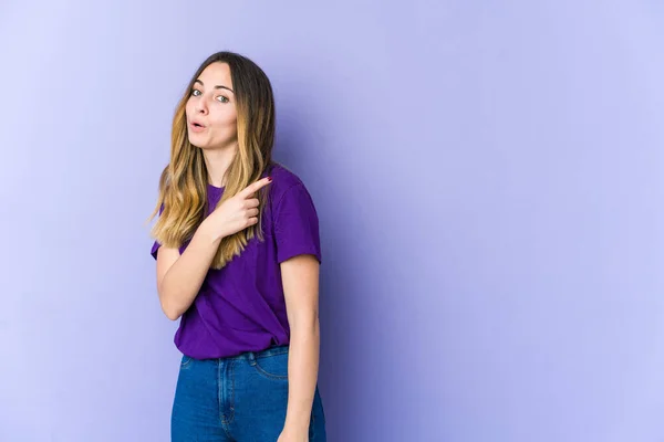 Giovane Donna Caucasica Isolato Sfondo Viola Sorridente Indicando Parte Mostrando — Foto Stock