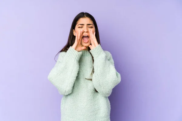 Joven India Aislada Sobre Fondo Púrpura Gritando Emocionada Frente —  Fotos de Stock