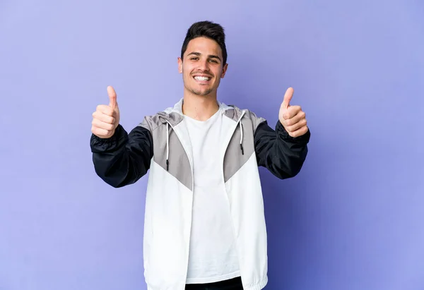 Jeune Homme Caucasien Isolé Sur Fond Violet Souriant Levant Pouce — Photo