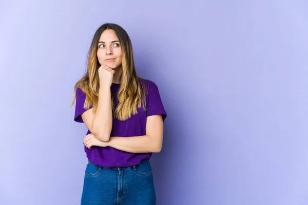 Giovane Donna Caucasica Isolata Sfondo Viola Rilassato Pensando Qualcosa Guardando — Foto Stock