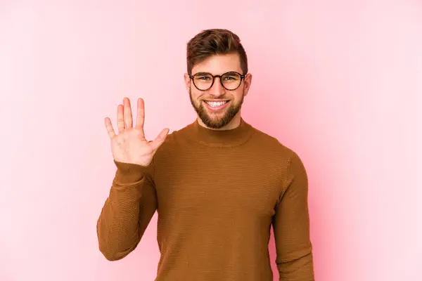 Joven Hombre Caucásico Aislado Sobre Fondo Rosa Sonriente Alegre Mostrando — Foto de Stock