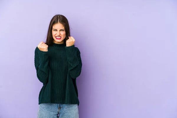 Mulher Branca Jovem Isolado Fundo Roxo Mostrando Punho Para Câmera — Fotografia de Stock