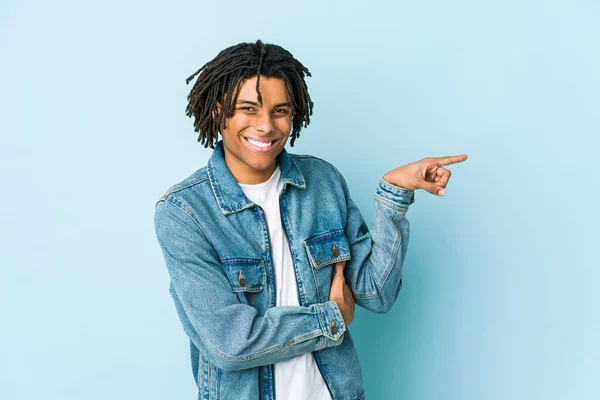 Joven Hombre Negro Con Una Chaqueta Vaquera Sonriendo Alegremente Señalando — Foto de Stock