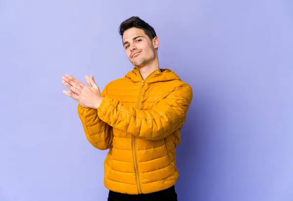 Joven Hombre Caucásico Aislado Sobre Fondo Púrpura Sensación Enérgica Cómoda — Foto de Stock