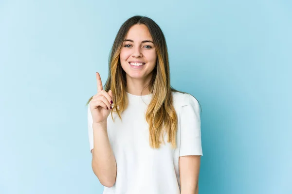 Mujer Joven Caucásica Aislada Sobre Fondo Azul Mostrando Número Uno — Foto de Stock