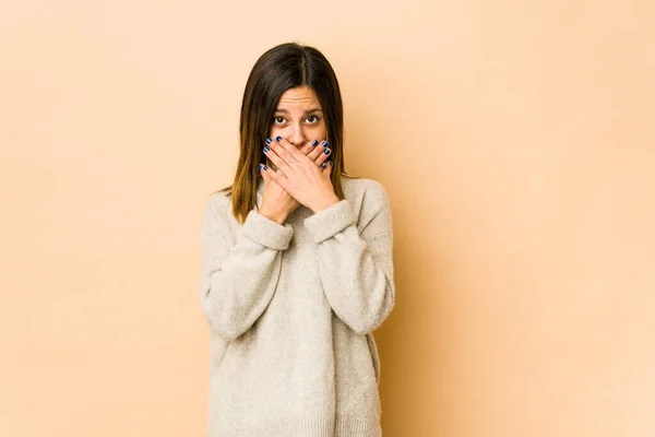 Jeune Femme Isolée Sur Fond Beige Couvrant Bouche Avec Les — Photo