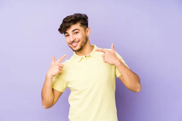 Νεαρός Αράβιος Απομονωμένος Πορφυρό Φόντο Χαμογελάει Δείχνοντας Δάχτυλα Στόμα — Φωτογραφία Αρχείου