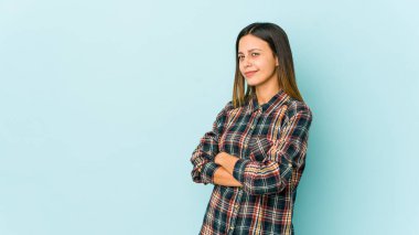 Mavi arka planda izole edilmiş genç bir kadın şüpheli, belirsiz, seni sorguluyor..