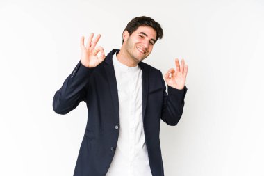 Genç iş adamı beyaz arka planda izole edilmiş neşeli ve kendinden emin..