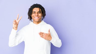 Genç Afrikalı Amerikalı Rasta adam yemin ediyor, elini göğsüne koyuyor..