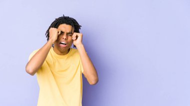 Genç Afro-Amerikan Rasta adam sızlanıyor ve ağlıyor..